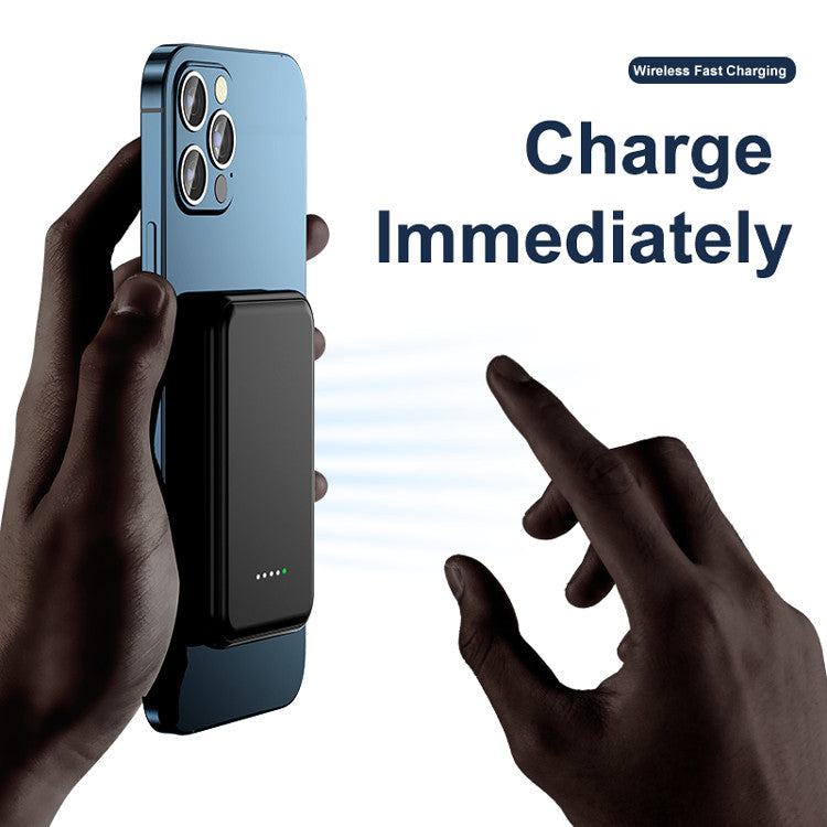 Mini Magnetic Power Bank 5000mAh Wireless attached to a smartphone for immediate charging.