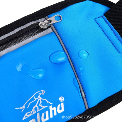 Close-up of a blue leisure running waistpack with water droplets, showcasing its water-resistant Lycra material.