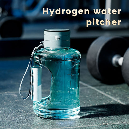 Portable kettle for mineral water bottles in peacock green color with a capacity of 1.5L.